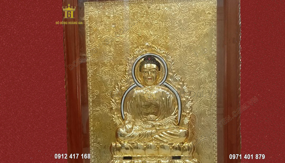 Sản phẩm khắc họa hình ảnh đức Phật, tọa lạc trên tòa hoa sen theo thế kiết già